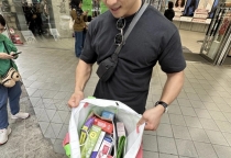 Người Mỹ gom mua mỹ phẩm Hàn Quốc